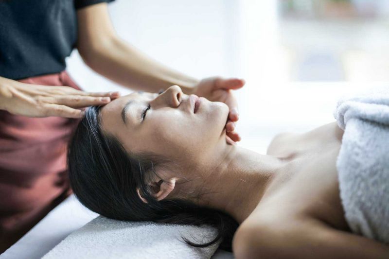 8 Scalp Massage Therapy Advantages for Hair and Mind